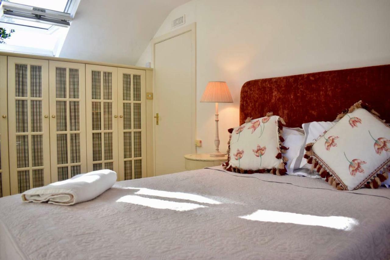 Elegant 2 Bedroom Coach House *