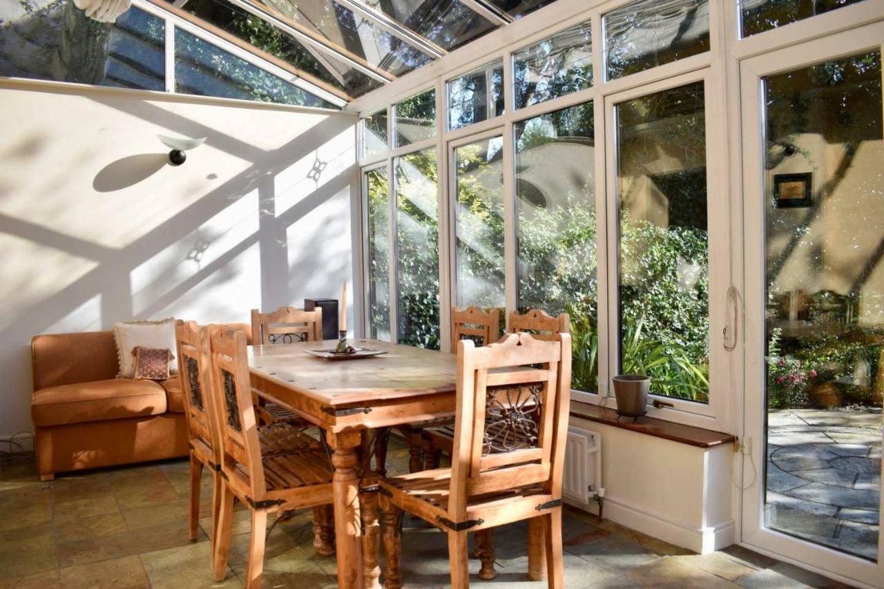 Elegant 2 Bedroom Coach House Apartment *