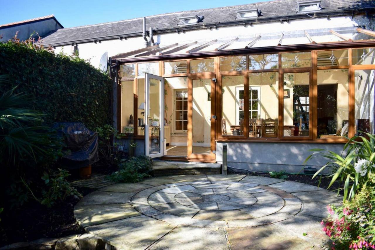Elegant 2 Bedroom Coach House *