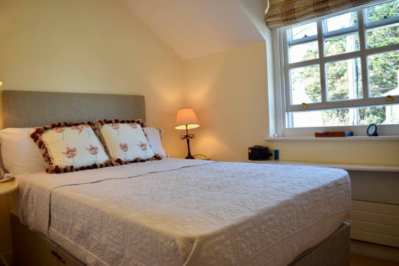 Elegant 2 Bedroom Coach House *