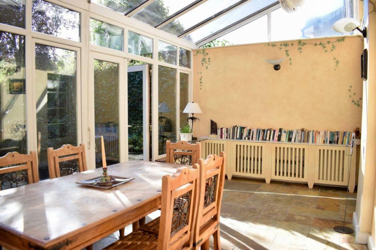 Elegant 2 Bedroom Coach House Apartment *