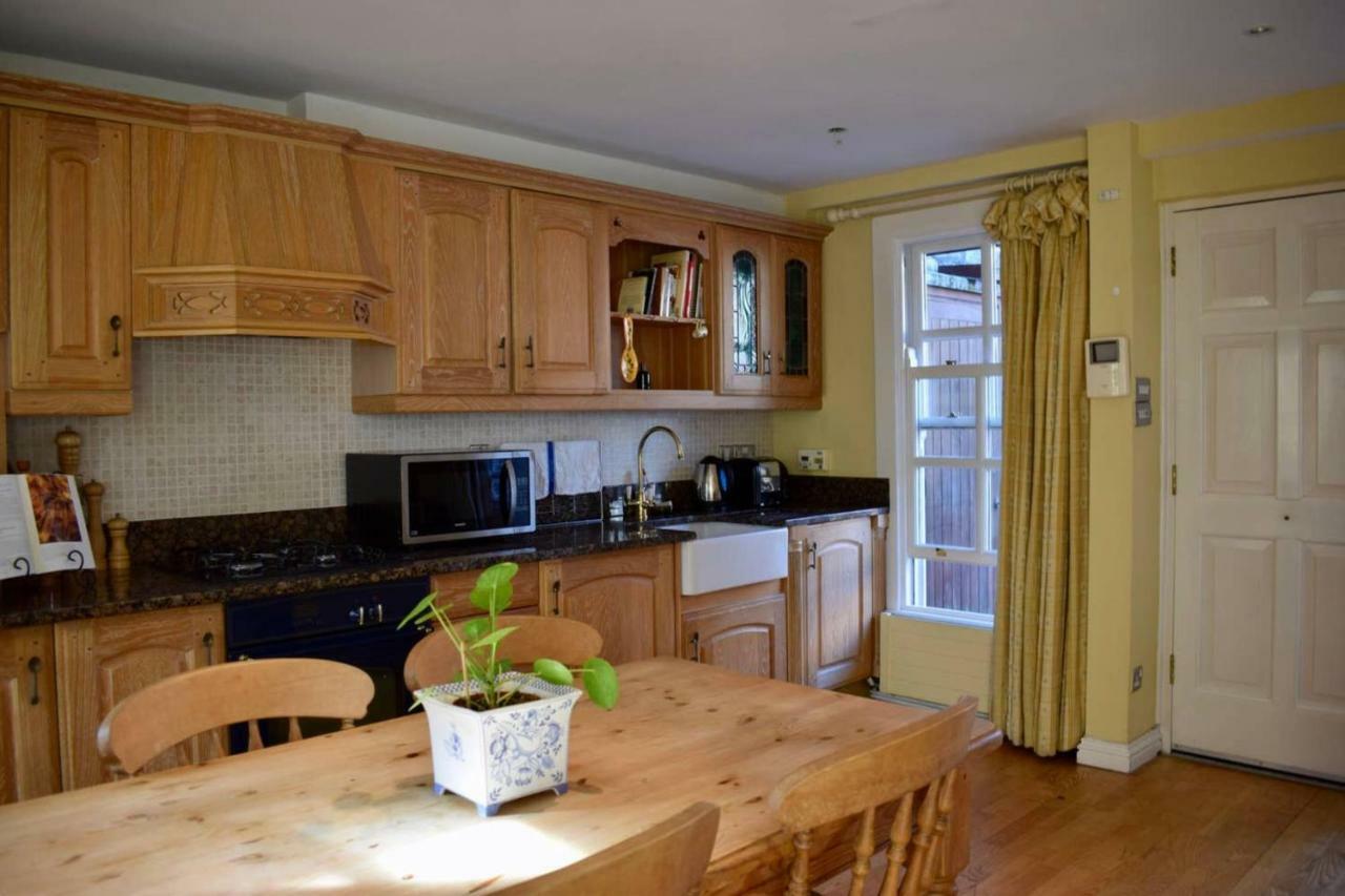 Elegant 2 Bedroom Coach House